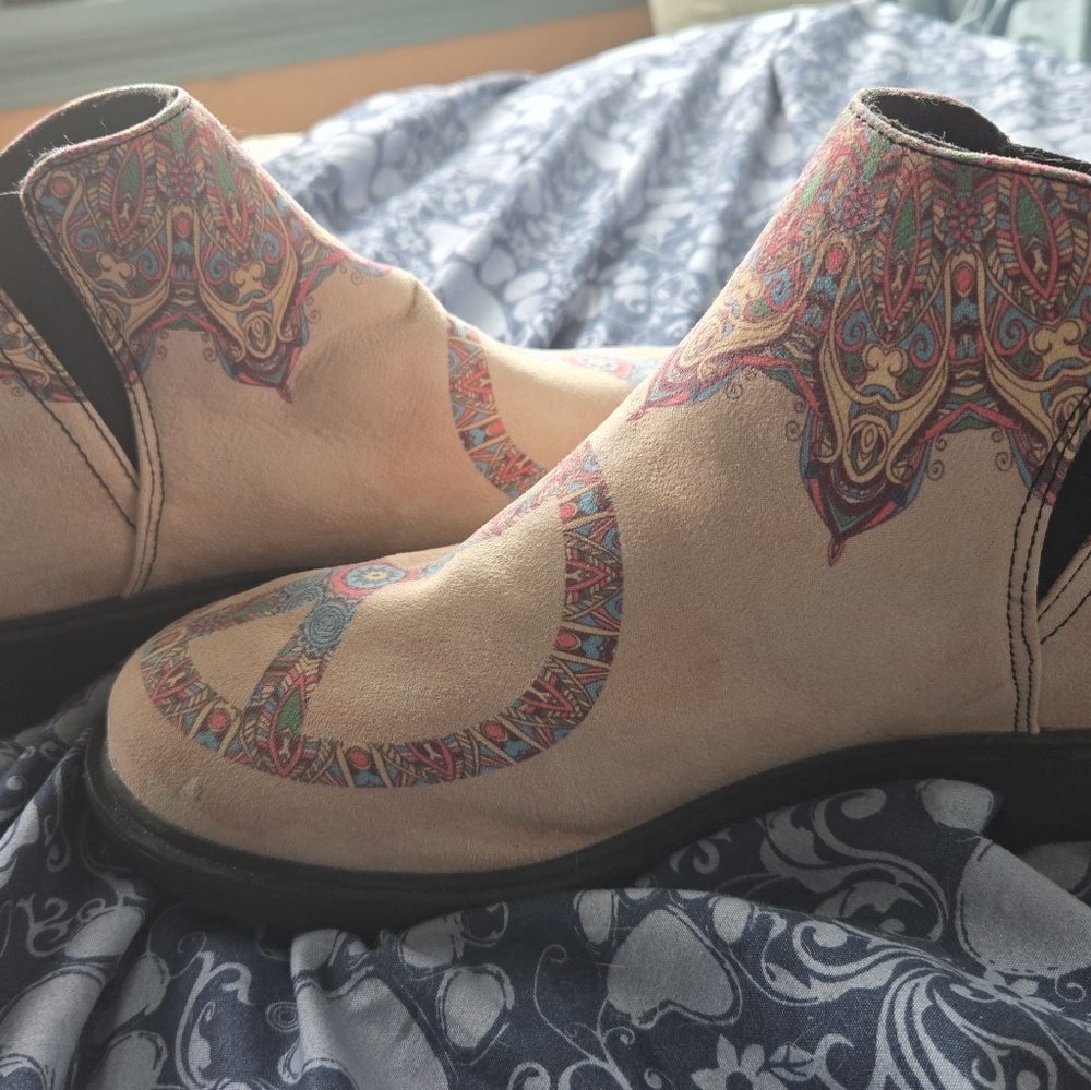 Vibrant YES WE VIBE Mandela/ Peace Sign Boots - Picture 2 of 4